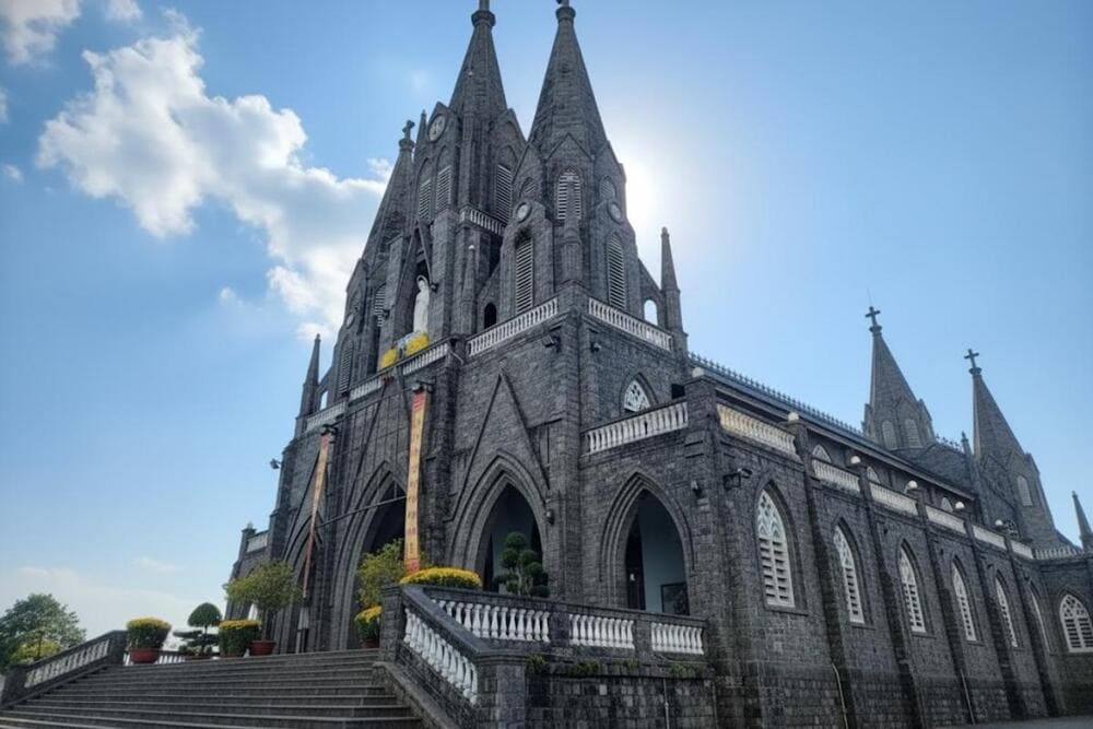 C&ocirc;ng tr&igrave;nh t&ocirc;n gi&aacute;o trang nghi&ecirc;m với kiến tr&uacute;c độc đ&aacute;o, thu h&uacute;t du kh&aacute;ch đến chi&ecirc;m ngưỡng.